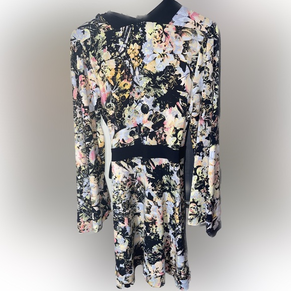 BCBG Max Azria Kimono Wrap Mini Dress Bell Sleeves Floral Design Size XSmall - Picture 5 of 7